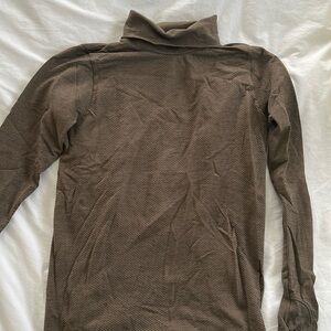 Turtleneck long sleeve shirt